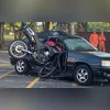 Imagem ilustrativa da imagem Moto vai parar dentro de carro após pancada forte no Rio