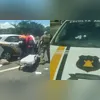 Carro foi atingido por vários disparos durante o assalto
