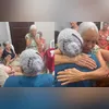Imagem ilustrativa da imagem Vídeo: idosa de 98 anos surge de surpresa em aniversário da filha de 80