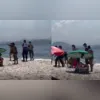 Imagem ilustrativa da imagem Vídeo: mulher anda nua em praia cheia no Rio, e polícia age
