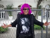 Fã de 70 anos 'vira' Lady Gaga na porta de hotel em Copacabana