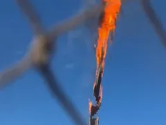 Balão solto em Niterói pega fogo no céu; vídeo
