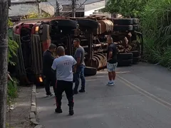 Caminhão de combustível tomba e deixa feridos em São Gonçalo