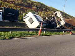 Caminhão tomba e derruba mureta na Dutra; trânsito lento