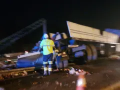 Caminhão tomba e interdita BR-101