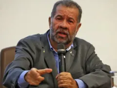 Carlos Lupi deixa ministério após descoberta de fraude bilionária no INSS