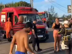 Carro cai de penhasco em Maricá e deixa feridos; vídeo