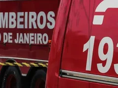 Carro capota na BR-101 e deixa quatro feridos