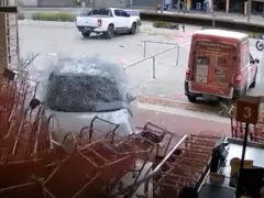 Carro desgovernado invade supermercado; veja o vídeo