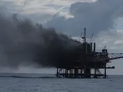 Funcionário cai no mar durante incêndio em plataforma da petróleo