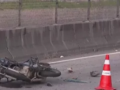 Moto e carro que transporta pacientes se chocam na Niterói-Manilha; um ferido