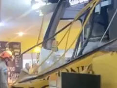 Ônibus perde controle, invade rodoviária e deixa feridos