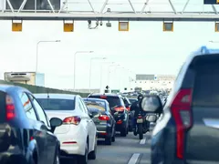 Caminhão enguiça na Ponte Rio-Niterói e para trânsito