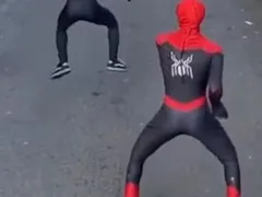 'Super-heróis' dançam no meio da rua e arrancam risadas em Niterói; vídeo