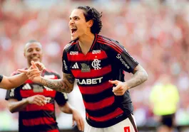 Flamengo dá show, goleia e assume a liderança do Brasileirão