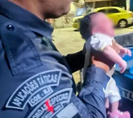 Bebê é salva por policiais após engasgar e desmaiar no Rio