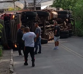 Caminhão de combustível tomba e deixa feridos em São Gonçalo