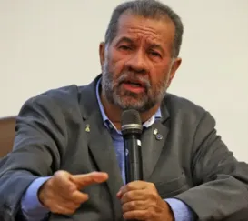 Carlos Lupi deixa ministério após descoberta de fraude bilionária no INSS