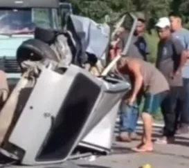 Carro capota e fica totalmente destruído no Arco Metropolitano; vídeo
