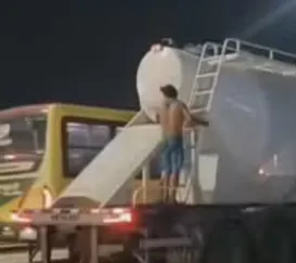 Homem se pendura em caminhão e vive apuros no Rio; vídeo