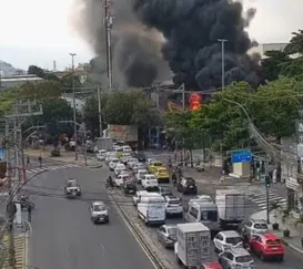 Incêndio de grandes proporções atinge ferro-velho no Rio