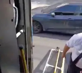 Porta de ônibus se solta e revolta passageiros em Niterói; vídeo