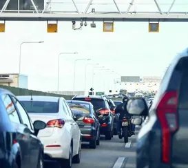 Caminhão enguiça na Ponte Rio-Niterói e para trânsito