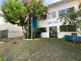 Imagem ilustrativa da imagem Abandonada, antiga sede da Águas do Rio em SG é alvo de invasões