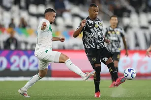 Imagem ilustrativa da imagem Após vitória, Marlon Freitas destaca evolução do Botafogo: "Muito a melhorar"