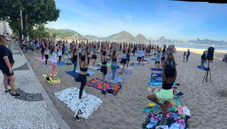 Imagem ilustrativa da imagem Aulão gratuito de yoga chama atenção em praia de Niterói; vídeo