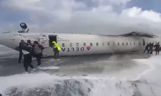 Imagem ilustrativa da imagem Avião 'capota' no Canadá e deixa passageiros feridos; vídeo