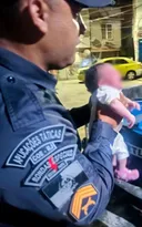 Imagem ilustrativa da imagem Bebê é salva por policiais após engasgar e desmaiar no Rio
