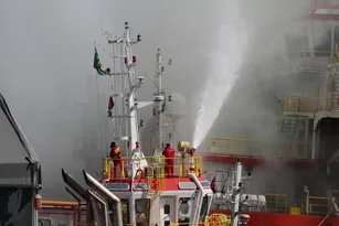 Imagem ilustrativa da imagem Incêndio mobiliza bombeiros por quase 20 horas em Niterói
