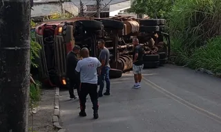 Imagem ilustrativa da imagem Caminhão de combustível tomba e deixa feridos em São Gonçalo