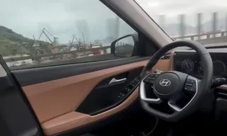 Imagem ilustrativa da imagem Carro andando sem motorista chama atenção na Ponte Rio-Niterói; vídeo