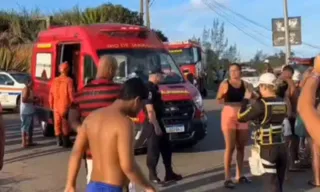 Imagem ilustrativa da imagem Carro cai de penhasco em Maricá e deixa feridos; vídeo