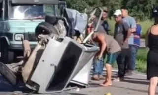 Imagem ilustrativa da imagem Carro capota e fica totalmente destruído no Arco Metropolitano; vídeo