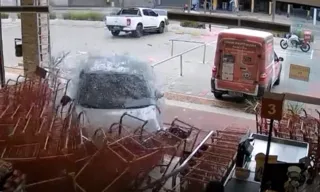 Imagem ilustrativa da imagem Carro desgovernado invade supermercado; veja o vídeo