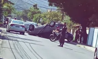 Imagem ilustrativa da imagem Carro fica 'de cabeça pra baixo' na Região Oceânica de Niterói