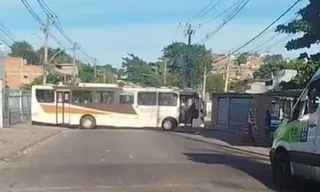 Imagem ilustrativa da imagem Criminosos sequestram ônibus e o utilizam como barricada no Rio