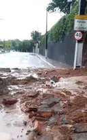 Imagem ilustrativa da imagem Deslizamento de terra interdita pistas em Niterói; vídeo