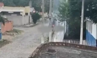 Imagem ilustrativa da imagem Fio de alta tensão cai de poste e mata dois homens perto de escola