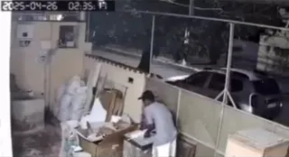 Imagem ilustrativa da imagem Homem invade casa em Niterói com família dentro; vídeo