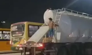 Imagem ilustrativa da imagem Homem se pendura em caminhão e vive apuros no Rio; vídeo