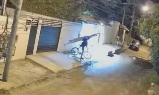 Imagem ilustrativa da imagem Ladrão de Niterói usa bicicleta roubada para levar escada gigante