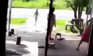 Imagem ilustrativa da imagem Milagre! Mãe salva filha de ser atropelada por carreta; vídeo