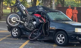 Imagem ilustrativa da imagem Moto vai parar dentro de carro após pancada forte no Rio