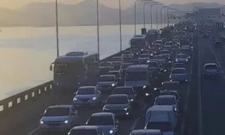 Imagem ilustrativa da imagem Motociclista se envolve em acidente na Ponte Rio-Niterói