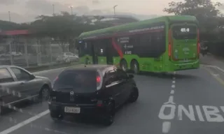 Imagem ilustrativa da imagem Motorista é mantido refém dentro de ônibus por ex-funcionário da empresa