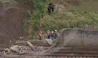 Imagem ilustrativa da imagem Muro cai nos trilhos do Metrô Rio; mais de 10 estações fechadas